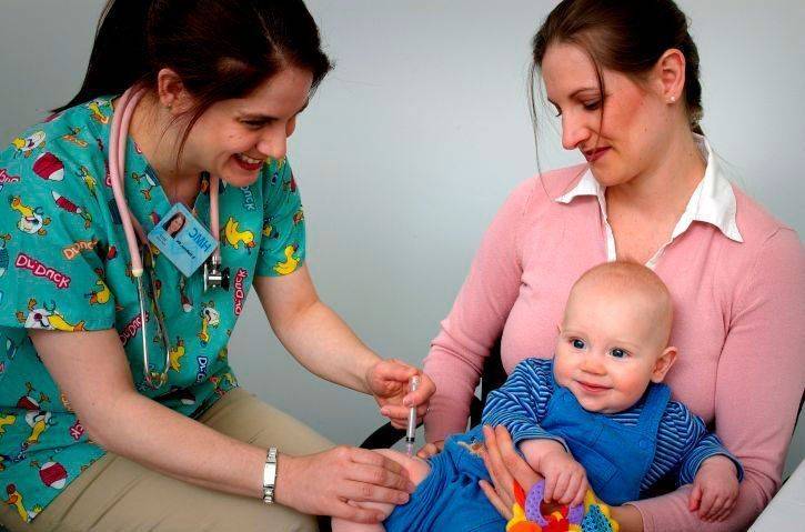 Врач делает ребенку прививку