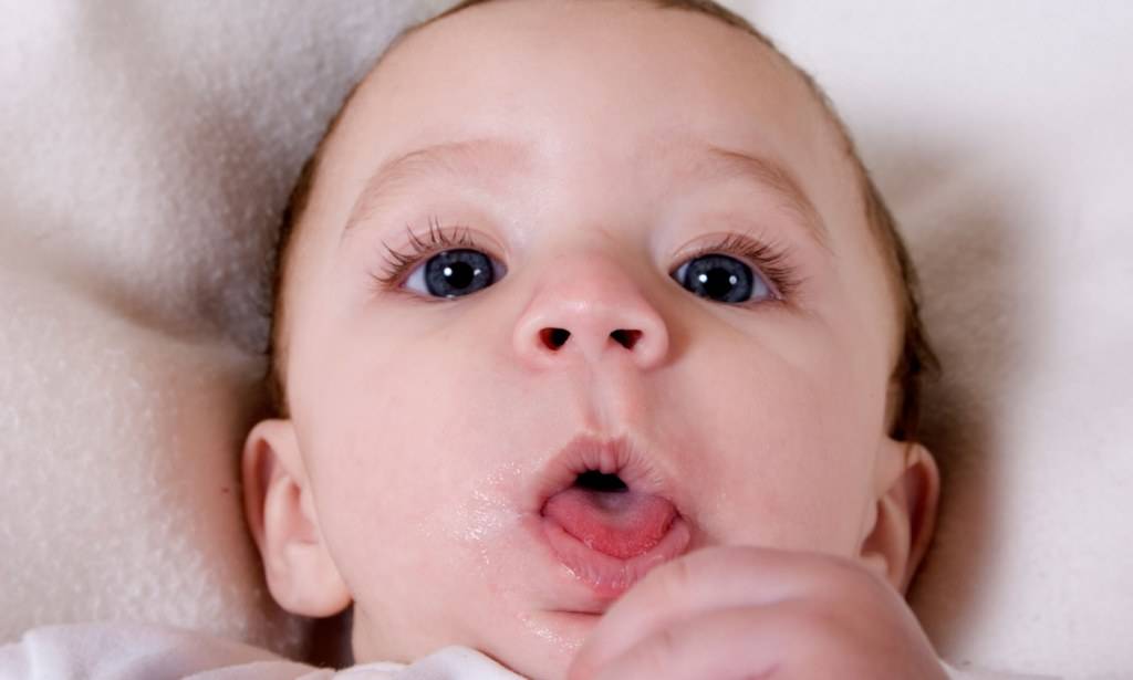 Рвота при прорезывании зубов у детей: кашель, насморк, сыпь, красное горло, понос, запор, лечение.