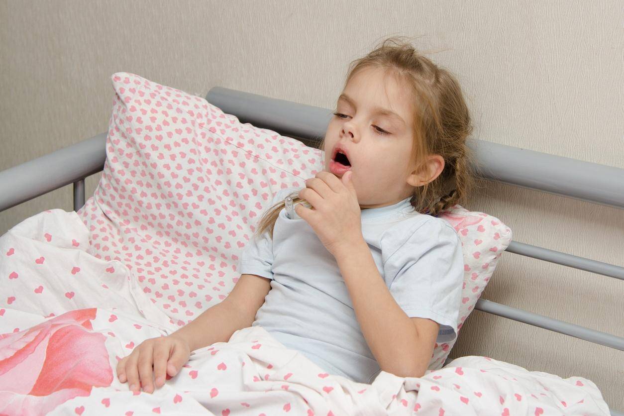 Как снять приступ кашля у ребенка: причины появления и лечение