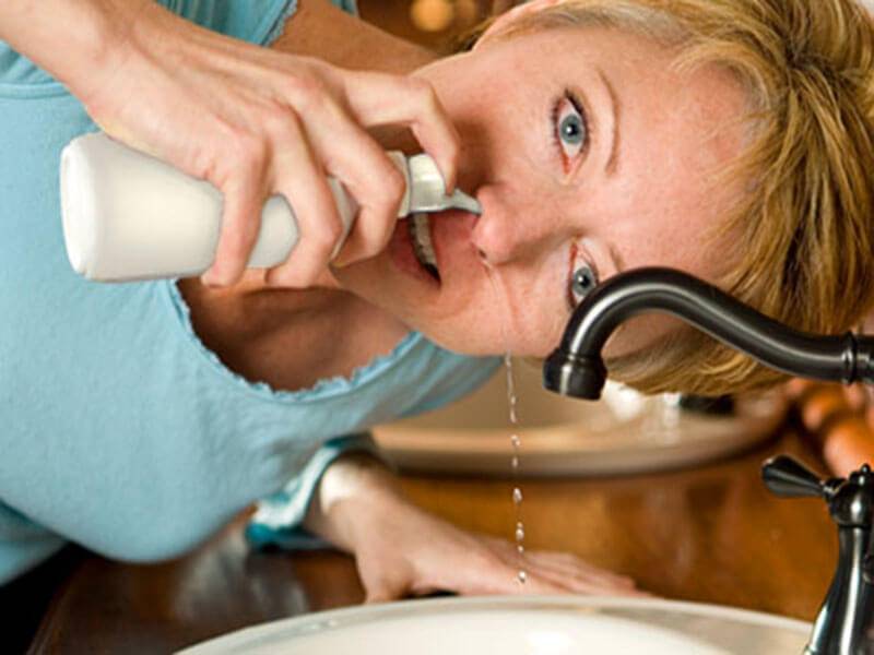 Промывание носа солевым раствором в домашних условиях: рецепт и правильная техника промывания