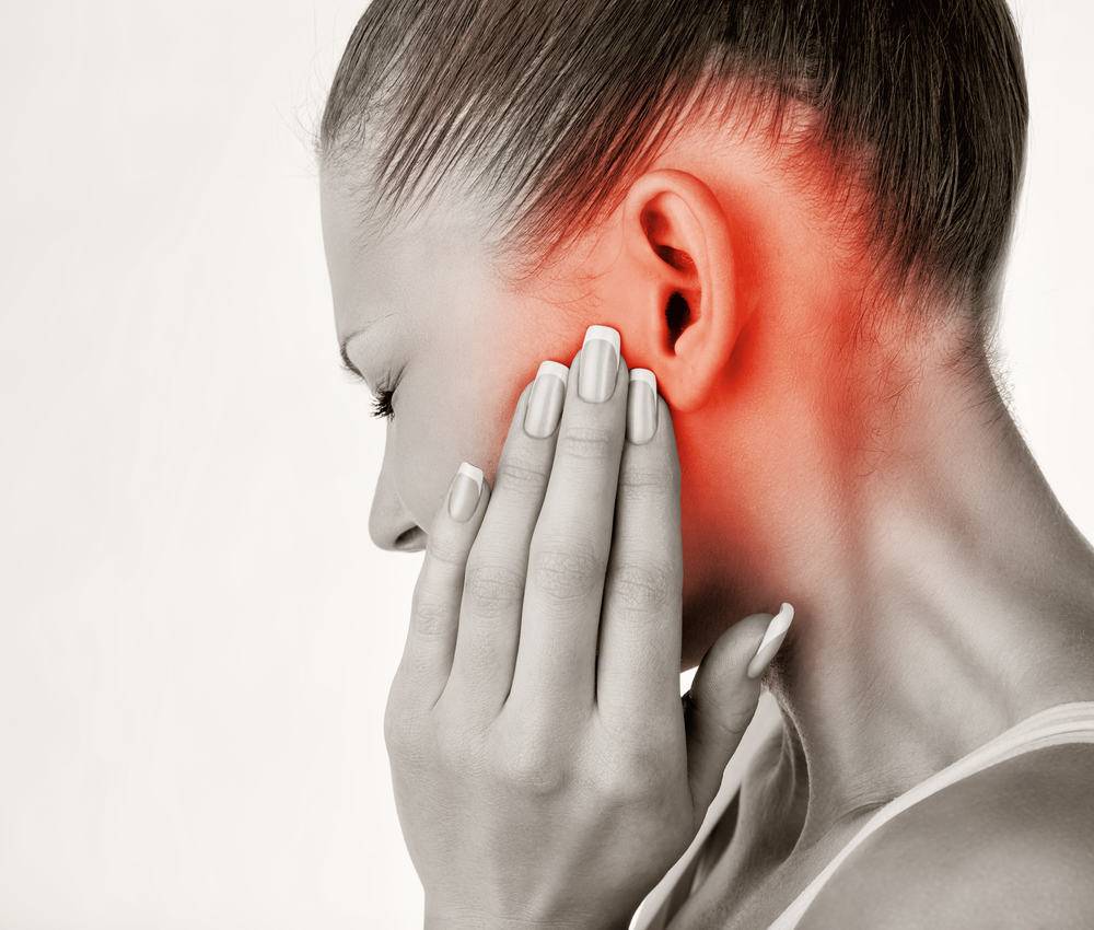 Заложено ухо, но не болит: что делать в домашних условиях и когда обращаться к врачу, профилактические меры от заложенности в ушах.