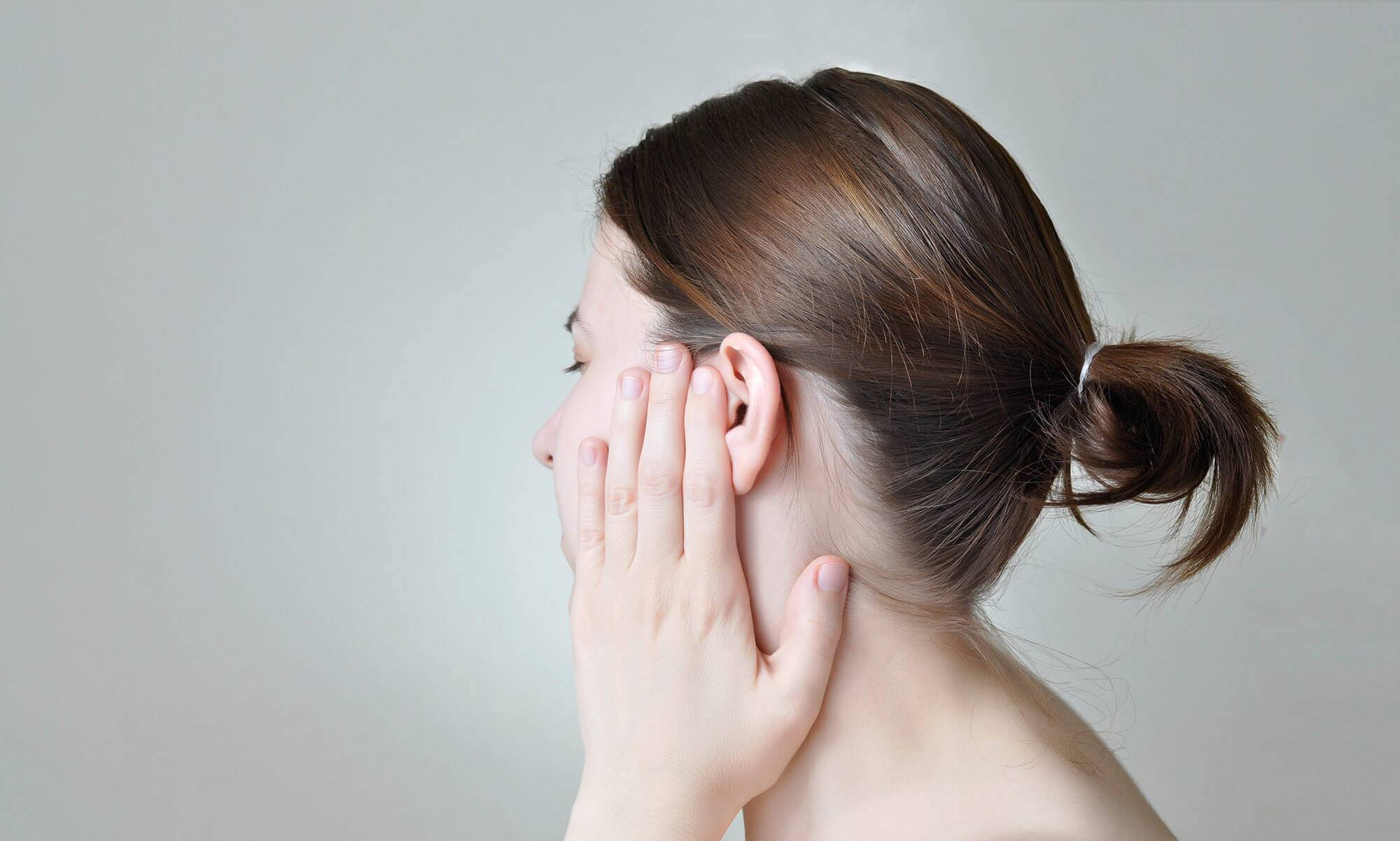 Заложило ухо без боли что делать. заложенность уха: что делать если закладывает уши, лечение, связь с болезнями