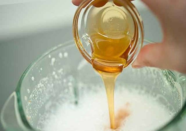 Молоко с медом от кашля: помогает ли, рецепты