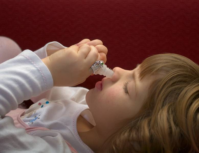 У ребенка заложен нос: что делать, чем лечить в домашних условиях быстро