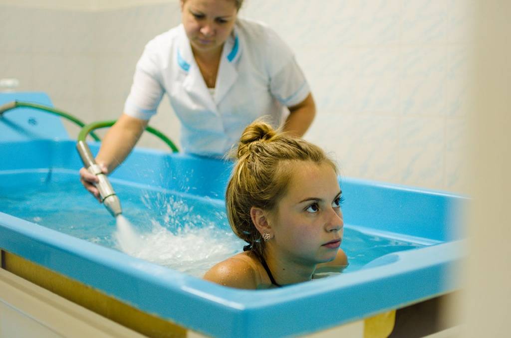 Подводный душ-массаж: показания и противопоказания, что это такое, польза и вред гидромассажных ванн, как правильно делать | ревматолог | zaslonovgrad.ru