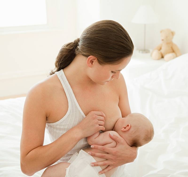 Простуда у кормящей мамы: можно ли кормить, как лечить?