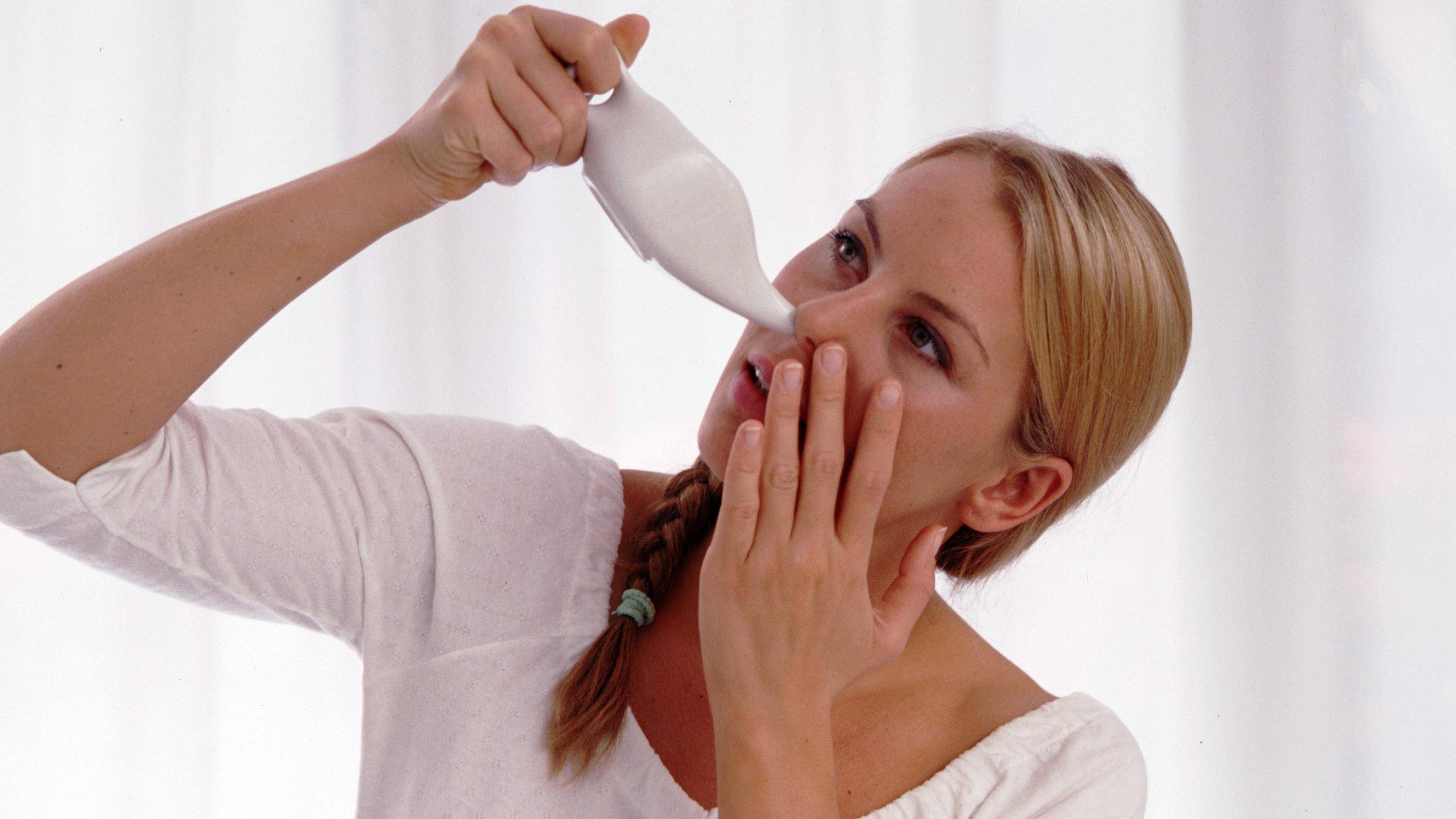 Промывание носа при гайморите в домашних условиях: чем лучше и как правильно промыть нос?