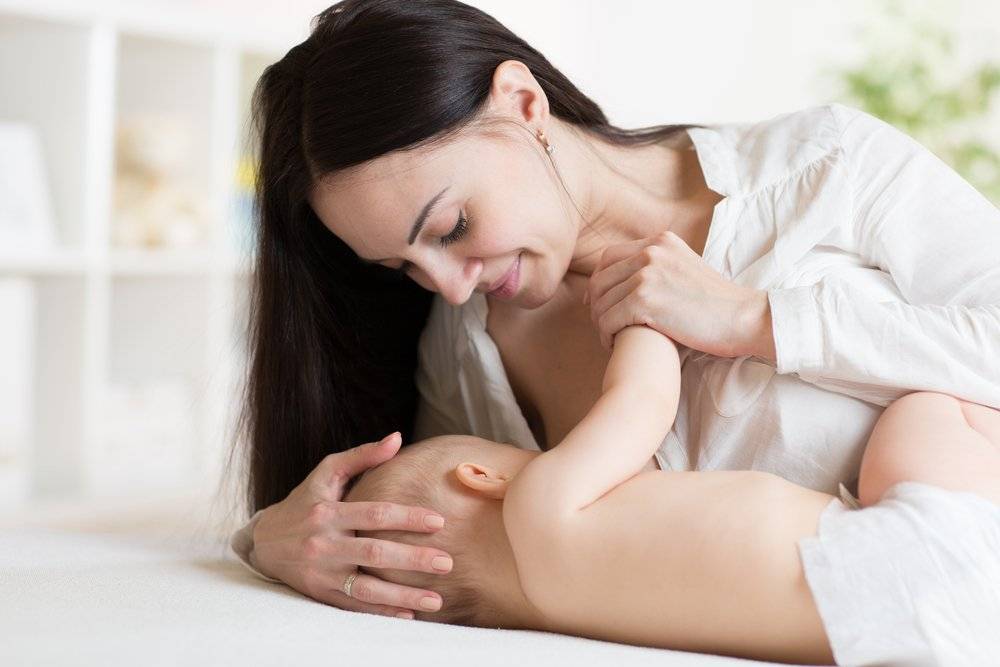 Грудное вскармливание во время простуды: как не заразить ребенка?
