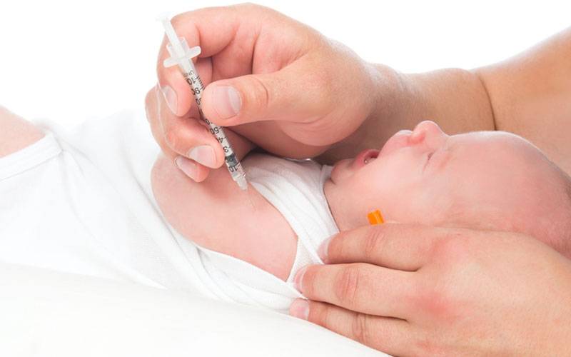 Прививки новорожденным в роддоме: какие делают сразу после рождения малыша