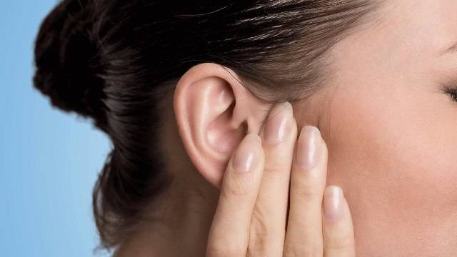 Закладывает ухо при простуде: что делать? лечение в домашних условиях