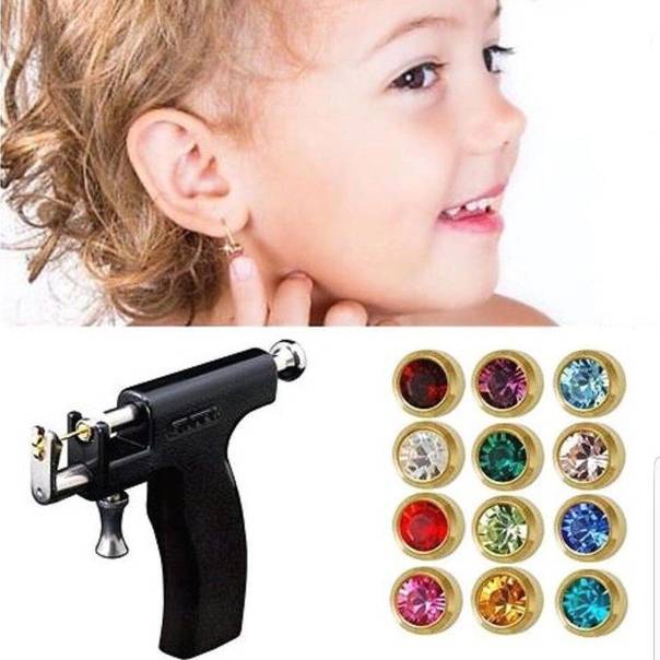 Проколоть уши ребенку. когда лучше, где можно, как ухаживать, цена прокола пистолетом, рефлексотерапевтом по точкам в медицинском центре, клинике. москва, спб, регионах
