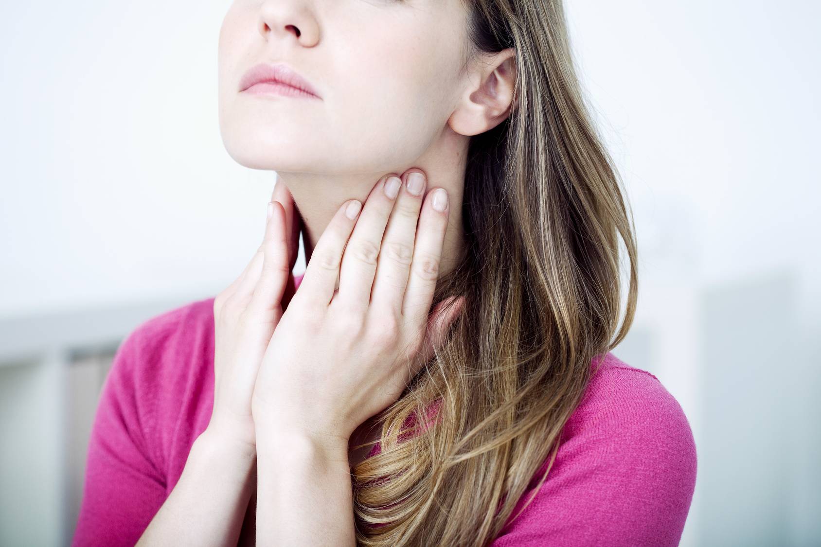 Болит горло и больно глотать: без температуры, причины, чем лечить.