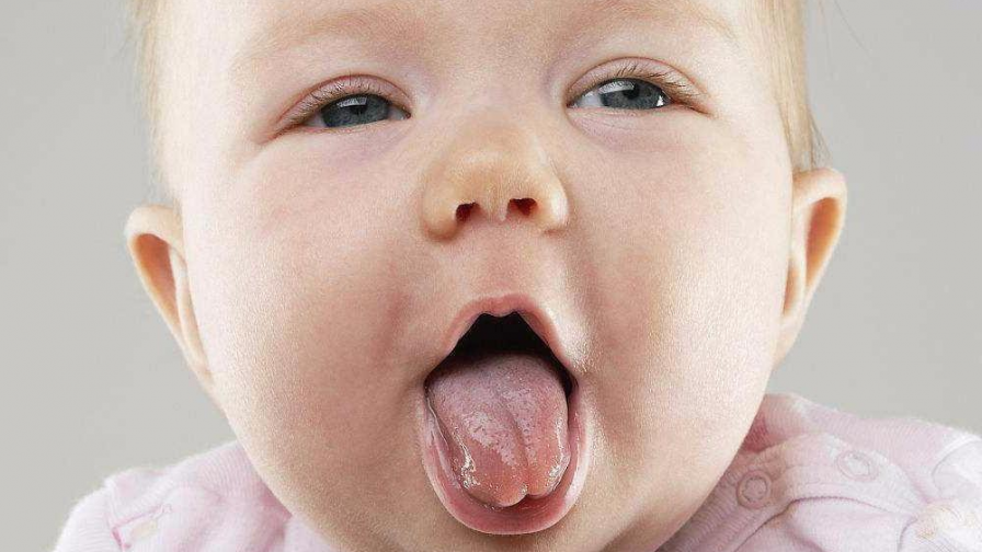 Сопли и насморк у ребенка могут возникать при прорезывании зубов