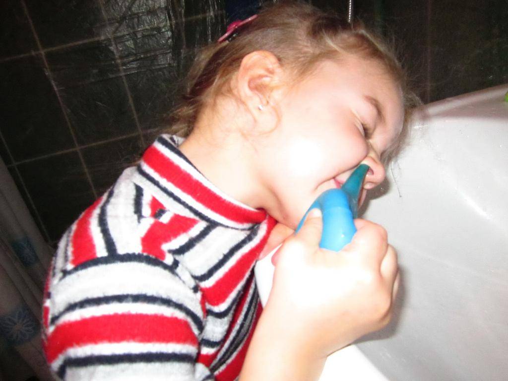 Чем промывать нос при насморке - чем можно промыть, полоскать, промывание в домашних условиях, как сделать раствор долфина при рините