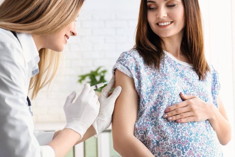 Можно ли во время беременности делать прививки от гриппа, как защитить себя и малыша при наступлении простуд?