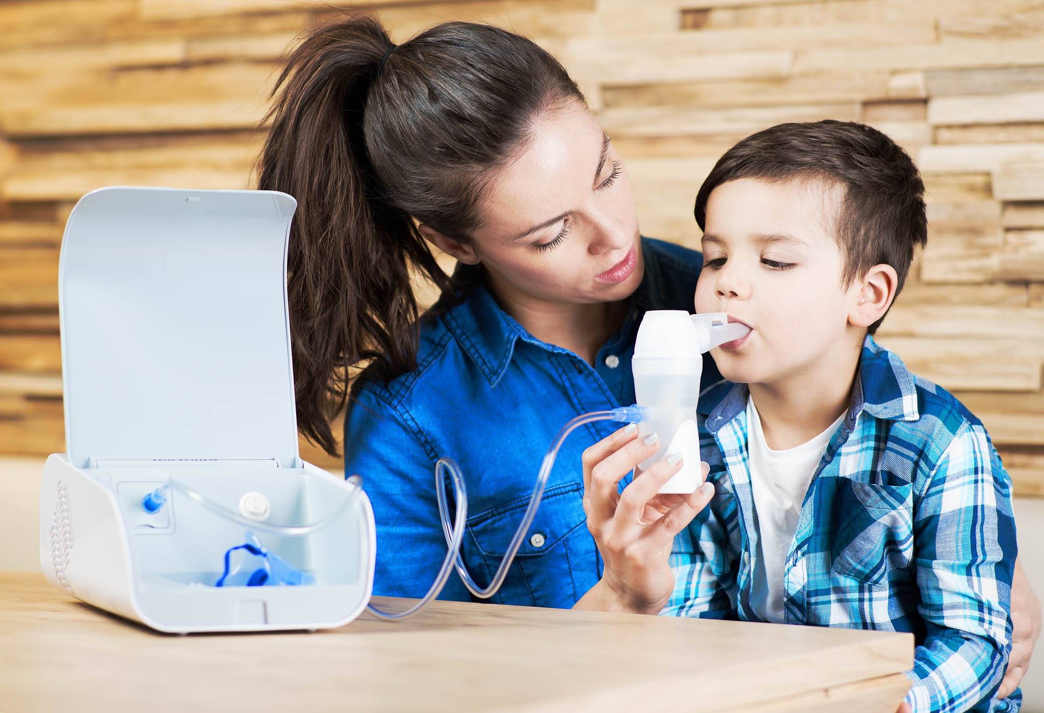Ингаляторы для детей от кашля и насморка: небулайзеры, лечение, растворы и лекарства для носа и горла, с чем делать ингаляции