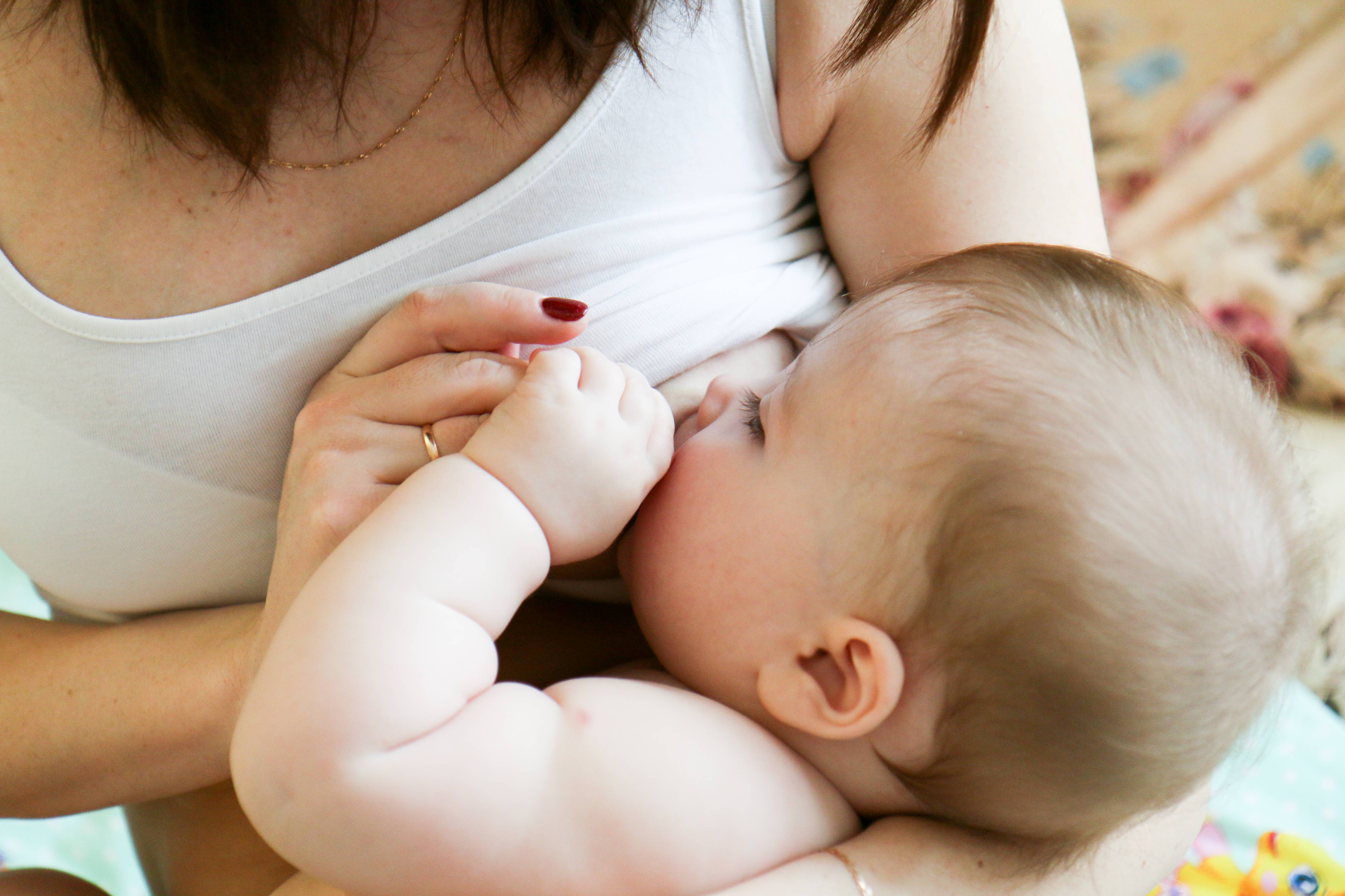 Простуда у кормящих мам: чем можно лечить,  допустимые лекарства и народные средства