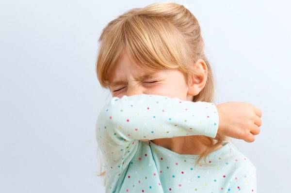 Приступообразный кашель у ребенка ночью - как убрать если закашливается без температуры