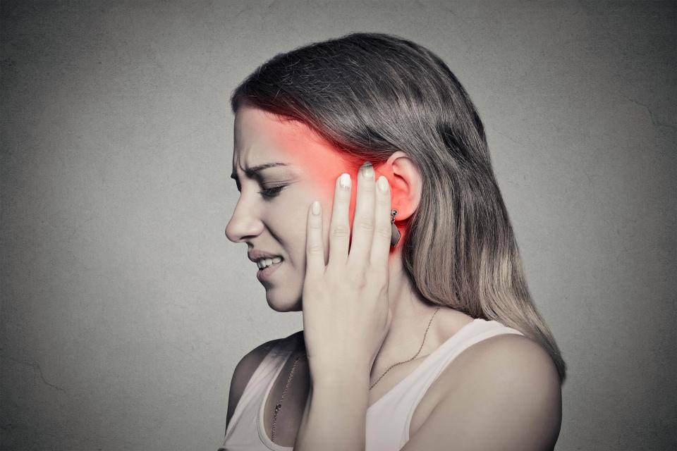 Уши закладывает и болит голова при каком давлении - высоком или низком: причины, что делать
