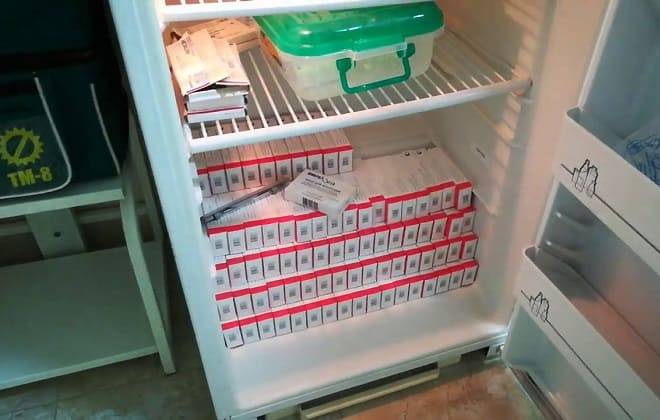 Как хранить вакцины. Холодильник для вакцин. Холодильник в аптеке. Холодильник для хранения медикаментов. Хранение вакцин в холодильнике.