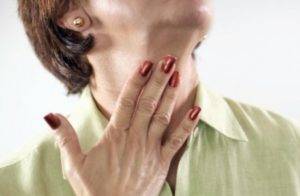 Больно глотать отдает в ухо. болит ухо и горло с одной стороны: причины и лечение