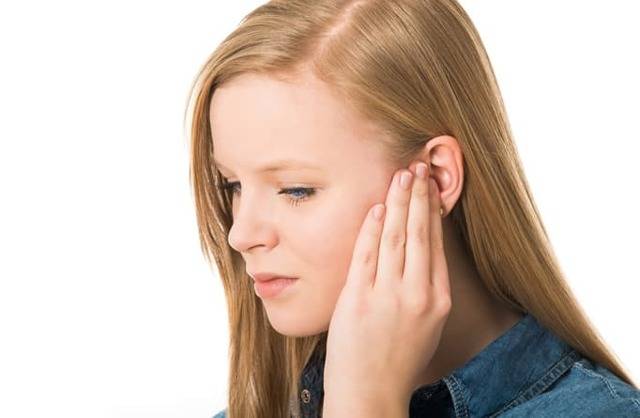 При сморкании болит ухо