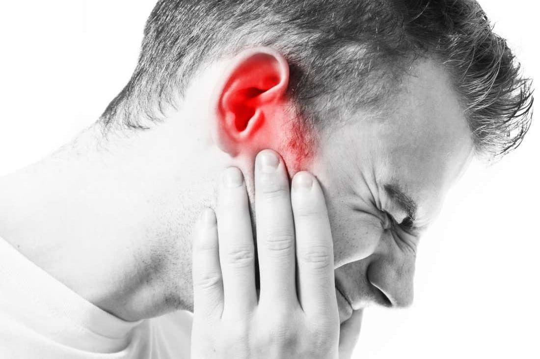 Заложило ухо: причины и лечение | клиника «гармония»