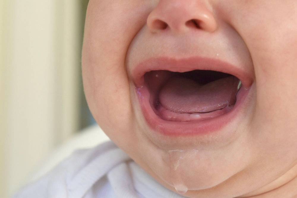Сопли и насморк у ребенка могут возникать при прорезывании зубов