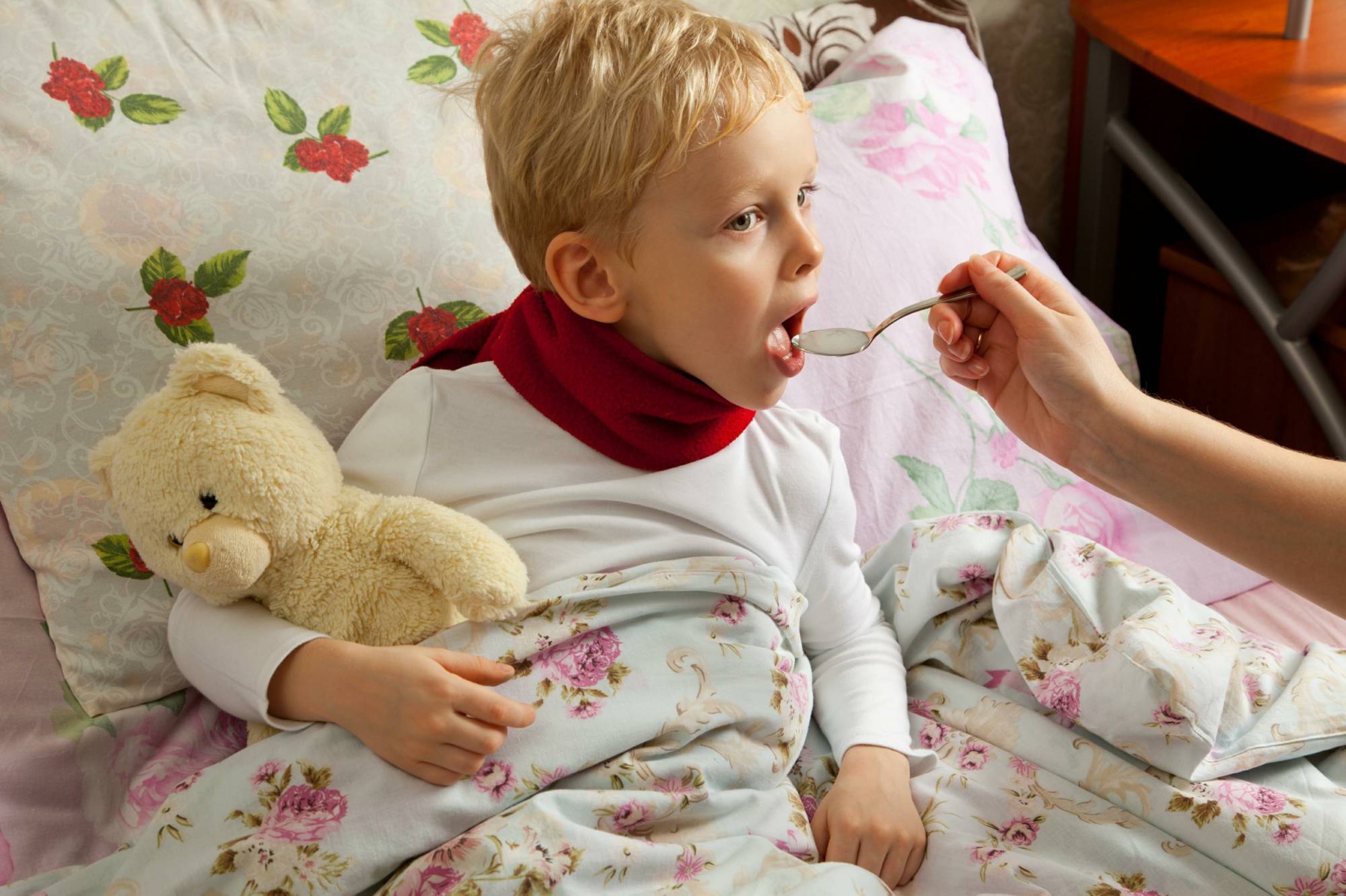 Лающий кашель у ребёнка с температурой — причины и как лечить?