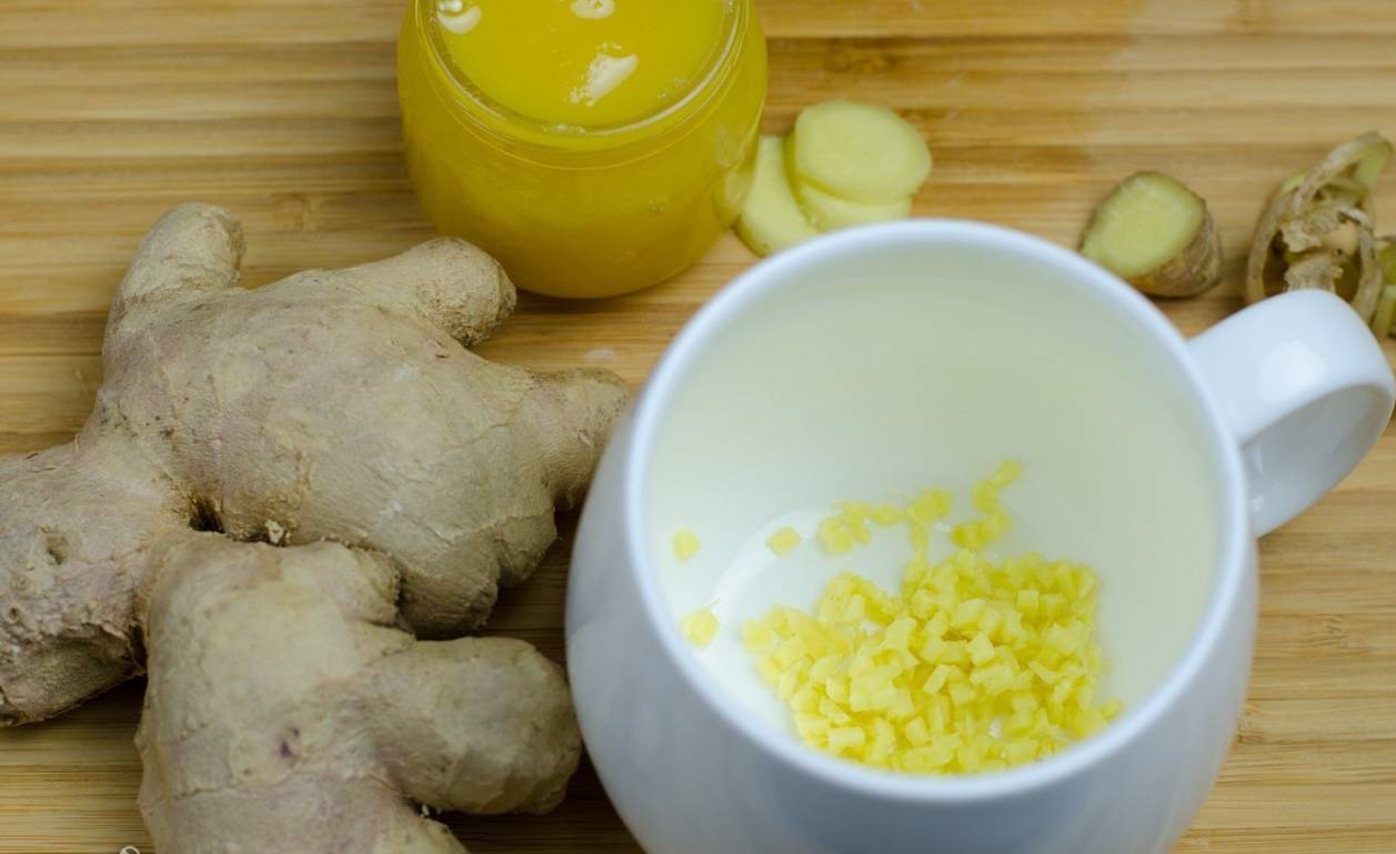 Лечение простуды: имбирь, лимон и мед
