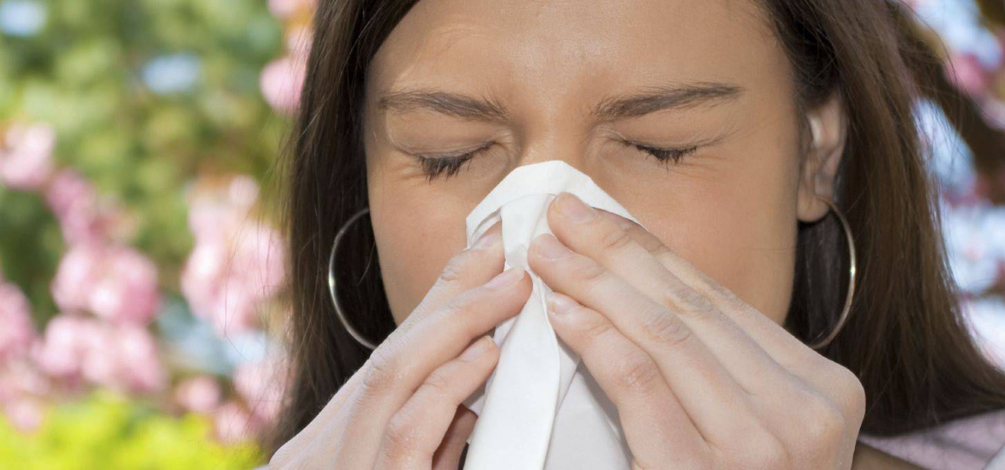 Чихание и насморк без температуры: причины и лечение