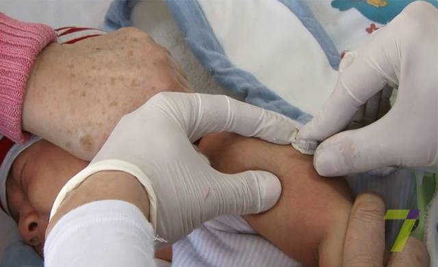Прививки новорожденным в роддоме: какие делают сразу после рождения малыша