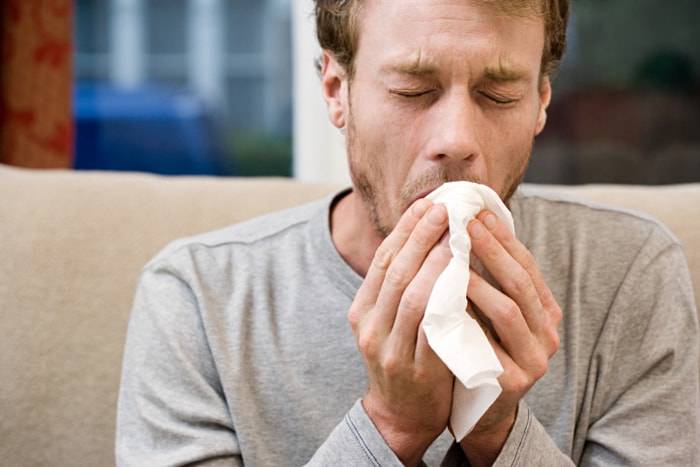 Почему развивается кашель с мокротой без температуры у взрослого и как его лечить