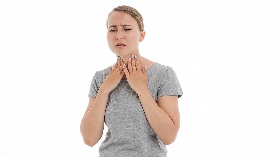 Что щекочет в горле и вызывает кашель и зуд?