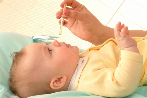Насморк у двухмесячного ребенка: что делать и как лечить