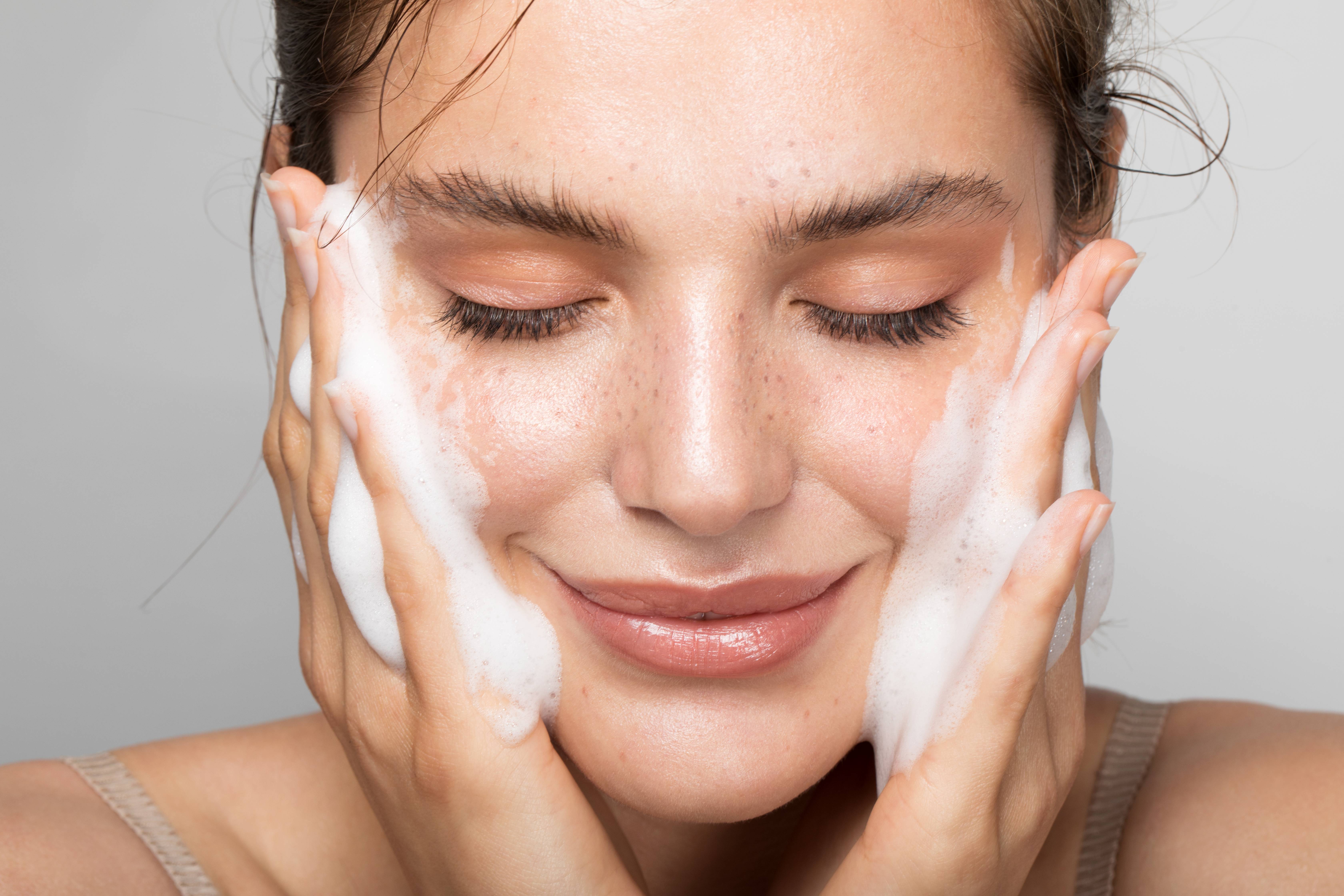 Причины шелушения кожи на лице у женщин: обзор 3 средств против сухости