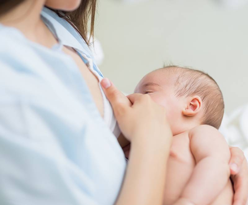 Лечение простуды в период кормления грудью. можно ли кормить малыша, если мама заболела?