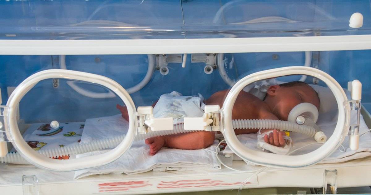 Внутриутробная пневмония у новорожденных: причины и последствия, лечение, признаки, прогноз, после кесарева